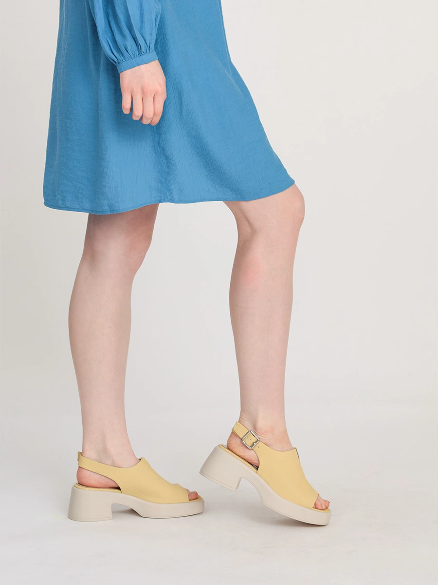 Босоножки лимонного цвета на широком каблуке